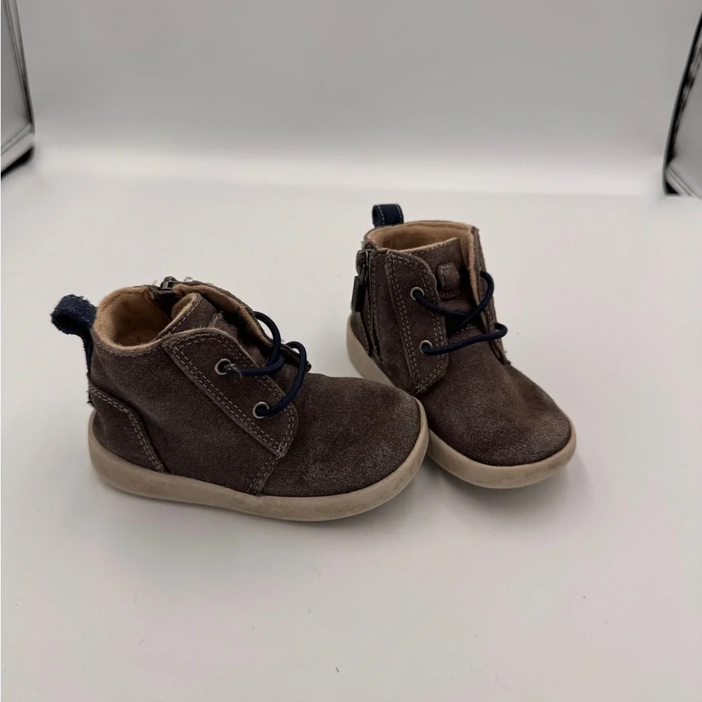 UGG Boys Girls Baby Size 4 / 5 Kids Brown Winter Boots Shoes